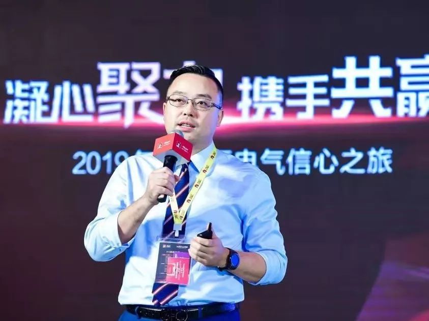 >>在晚宴环节,为感谢经销商长久以来对德力西电气的支持,齐毅夫先生及