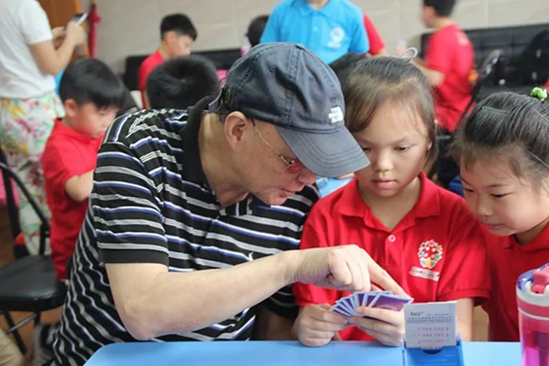 一场跨越年龄的桥牌对话王俊人大师走进2019年全国青少年桥牌夏令营总