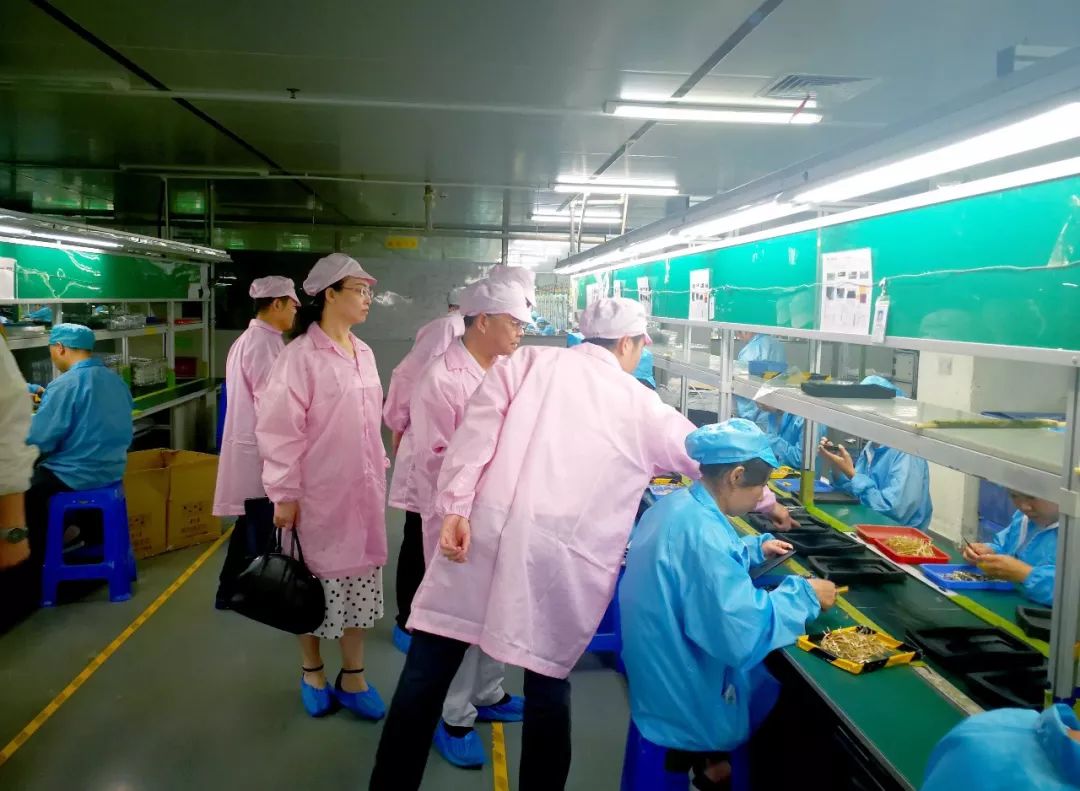 主任陈辉的陪同下,王纯一行先后参观了企业厂房,生产车间及员工生活区