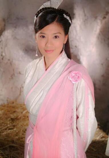 《诛仙青云志》中的扮相,是不是跟师姐一样身着粉色衣裙的唐艺昕明艳