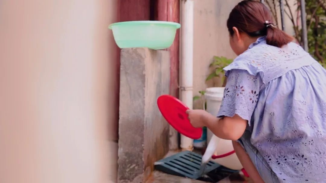 治理前很多居民仍在使用手拎马桶▼在清除地面上看得见的消防安全隐患