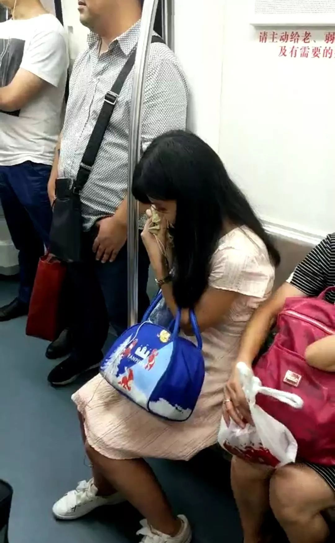 可恶老人地铁霸座强行将女孩从座位挤开我打死你