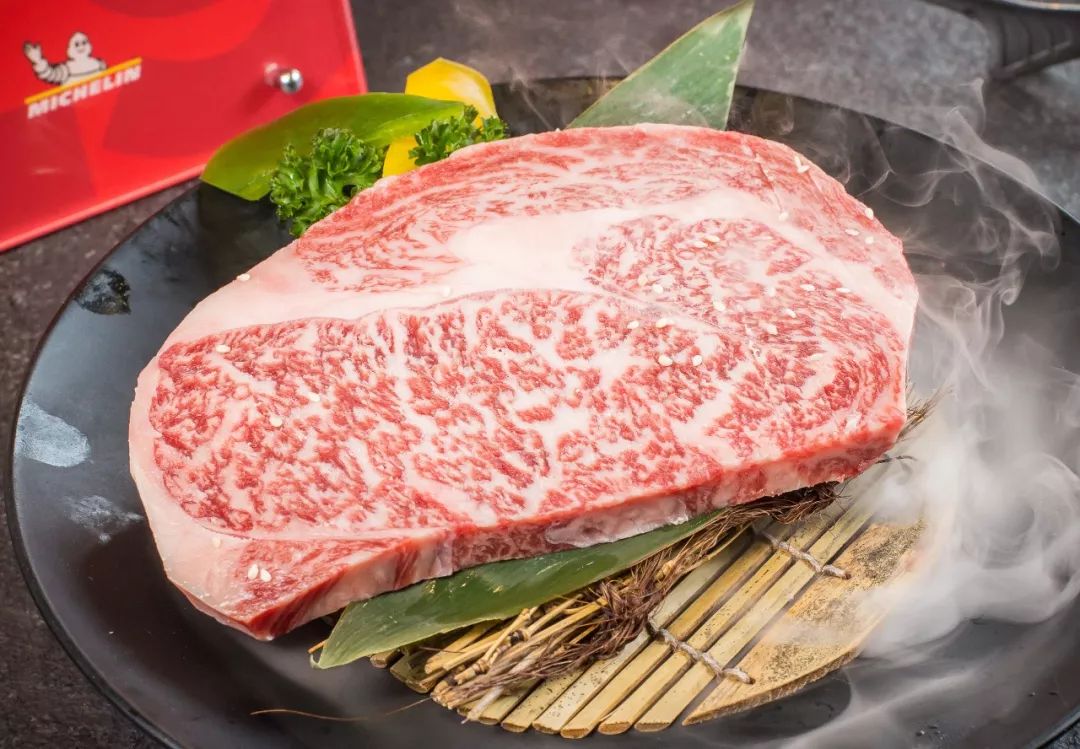 不满足于小份牛肉的,那这份超大的m10西冷你值得拥有,这是内行吃货的