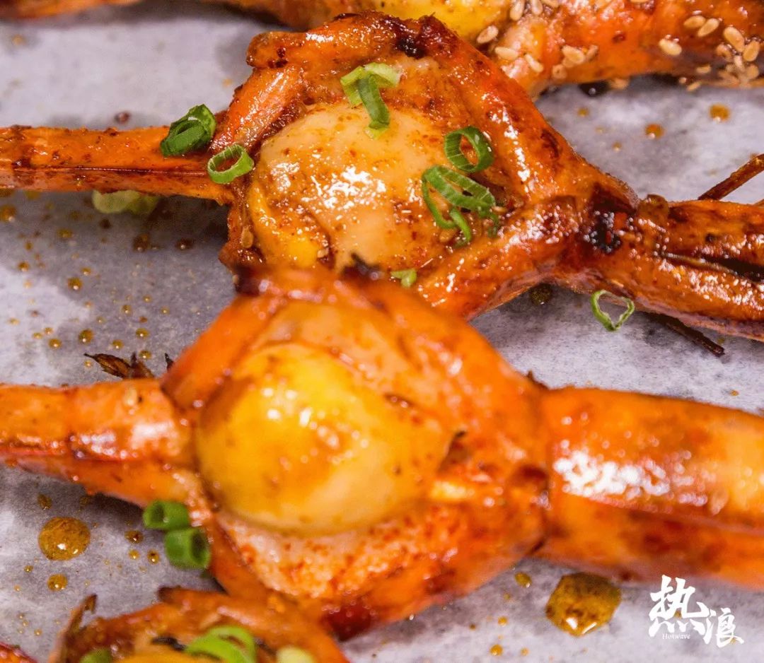 烧烤对虾的新鲜程度有着极高的要求,必须用每天新鲜到货的海虾,卖不完