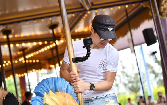 原创48岁汪峰越活越年轻紧身白t配牛仔短裤凸显健硕好身材