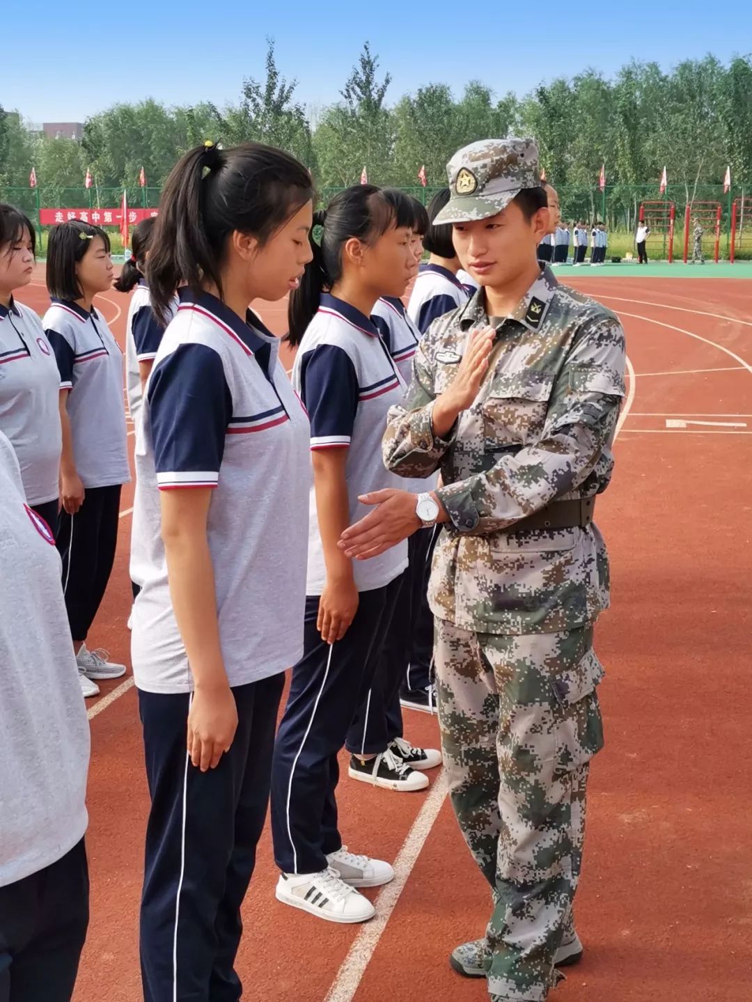桃红李白竞争妍绿野尽春色平邑一中2019秋季军训第一天