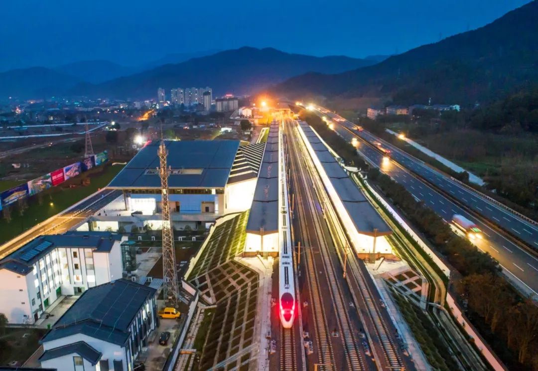 全线贯通杭黄铁路富阳站有关键进展