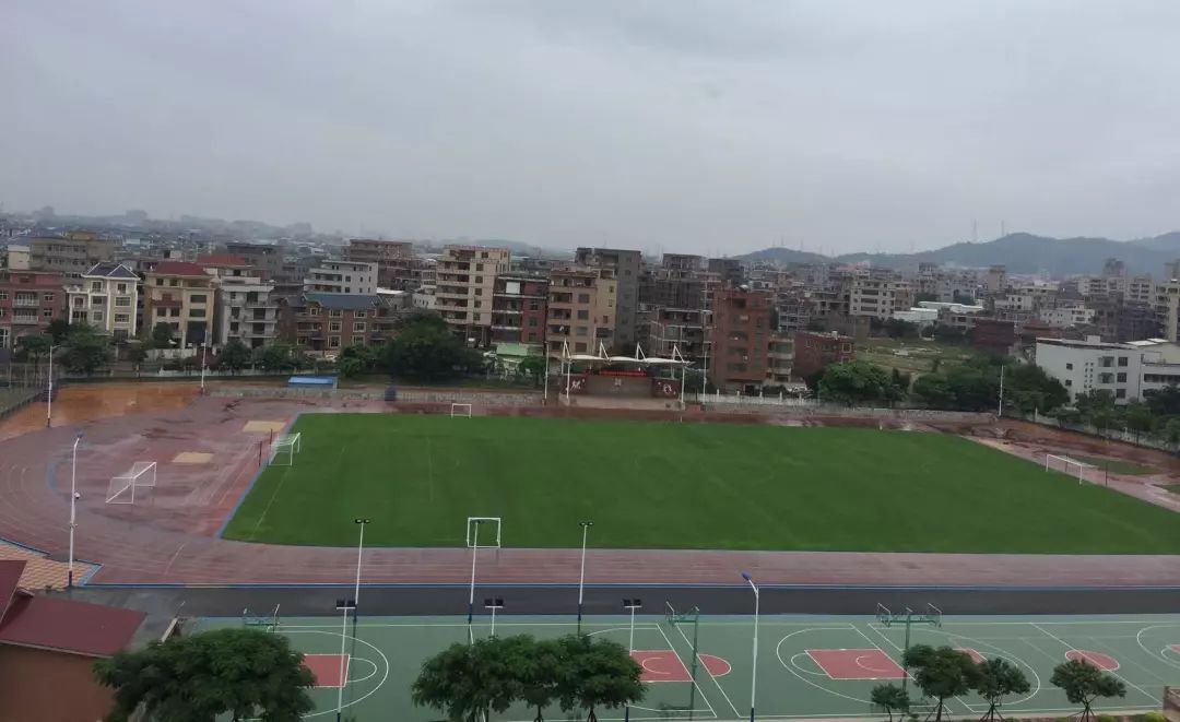 世中运国际大体联世界杯训练场地松熹中学球场对外开放每天接待四五百