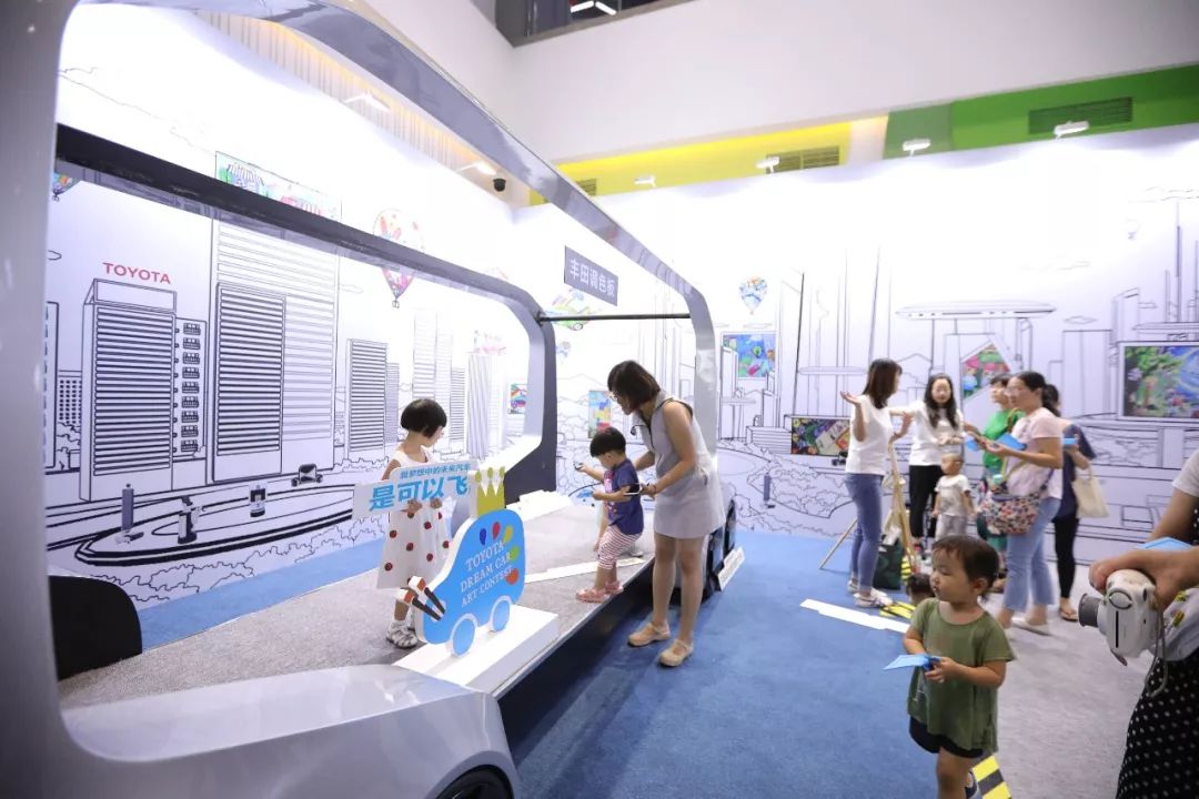 踏向梦幻未来丰田与安踏儿童联合t裇展示区感受梦想与潮流运动品牌的