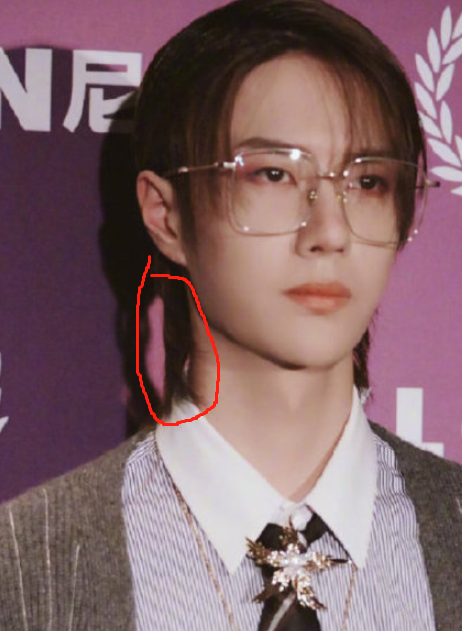 一下子脑补出了画面,这个时候细心的小伙伴注意到了王一博的头发,不