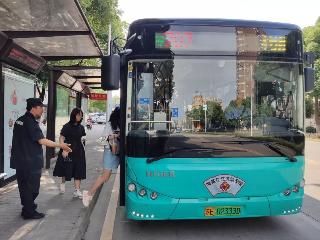 苏汽集团不甘人后,迅速启动了党员示范客车的创建工作,在醒目位置悬挂