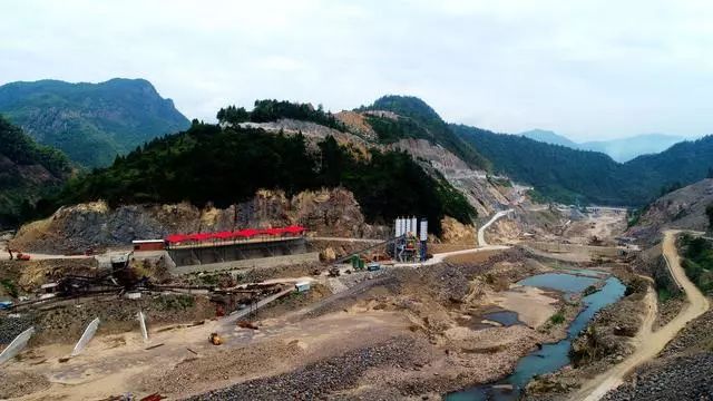 连日来,浙江省仙居县朱溪水库工程建设施工现场,又恢复往日忙碌的景象