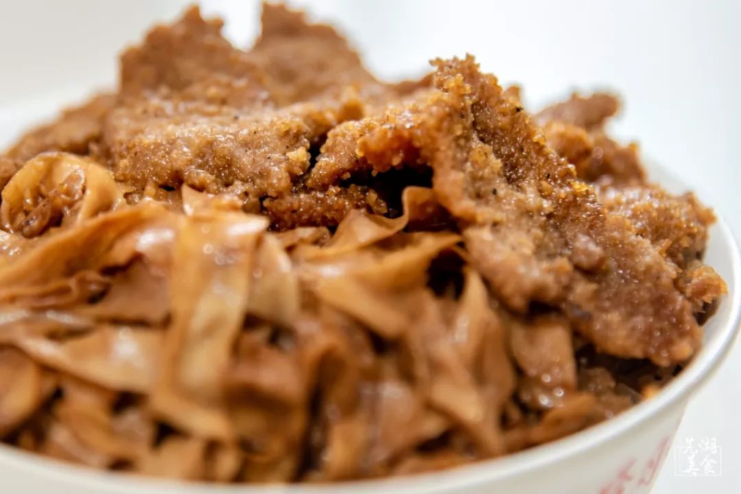 饭口感细腻软烂,香味扑鼻他家的渣肉蒸饭份量十足几十年来匠心打造,长