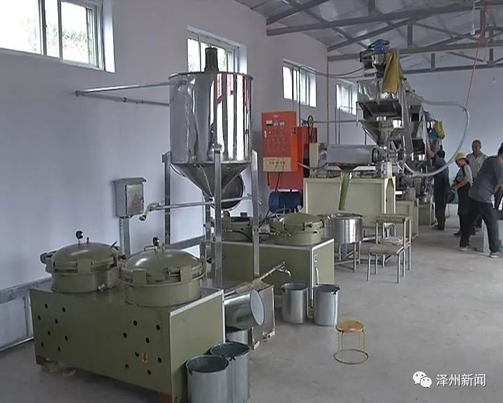 村委和驻村帮扶队共同出资三十多万元在村里建起了一个榨油厂,由村里