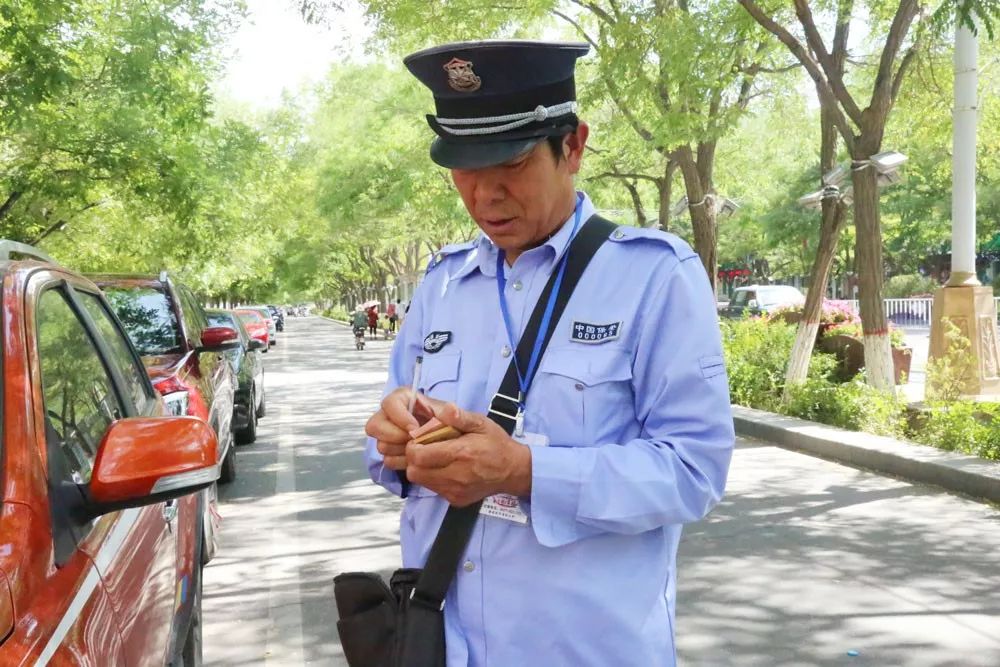 高温影像丨骄阳下最美的坚守道路停车收费员