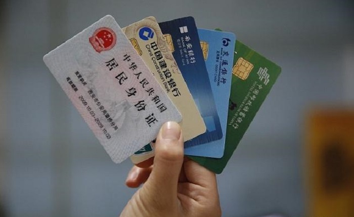 大学通知书里的银行卡是否要预存学费才能报到因校而异