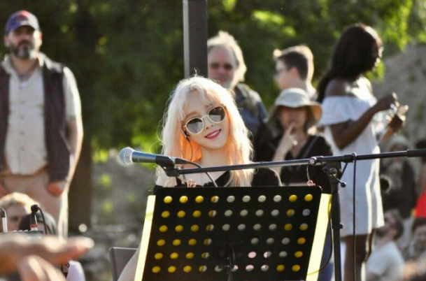 不光中文说得好,金高银唱歌也这么好听!这个女孩让人很舒服_again