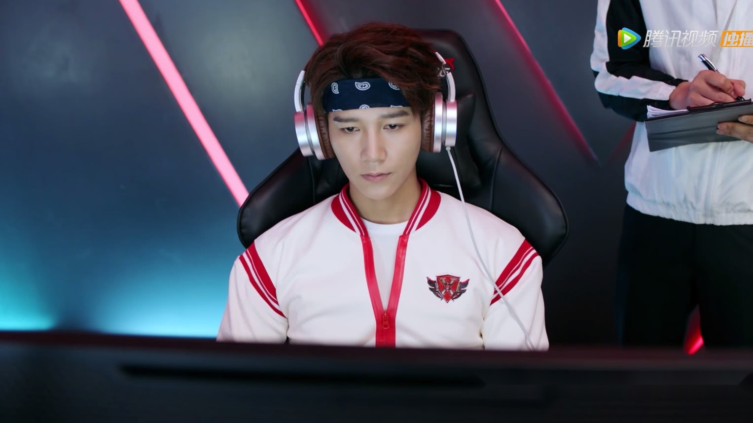 而伍魏琛又恰巧在比赛前撞见伍晨和对手私下交流的一幕,决定临时更改