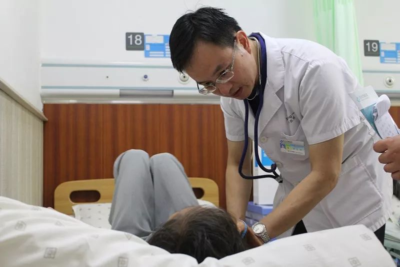 发表过很多论文,也获过很多奖,但汪涌最看重仍然只有"医生"这个称号.