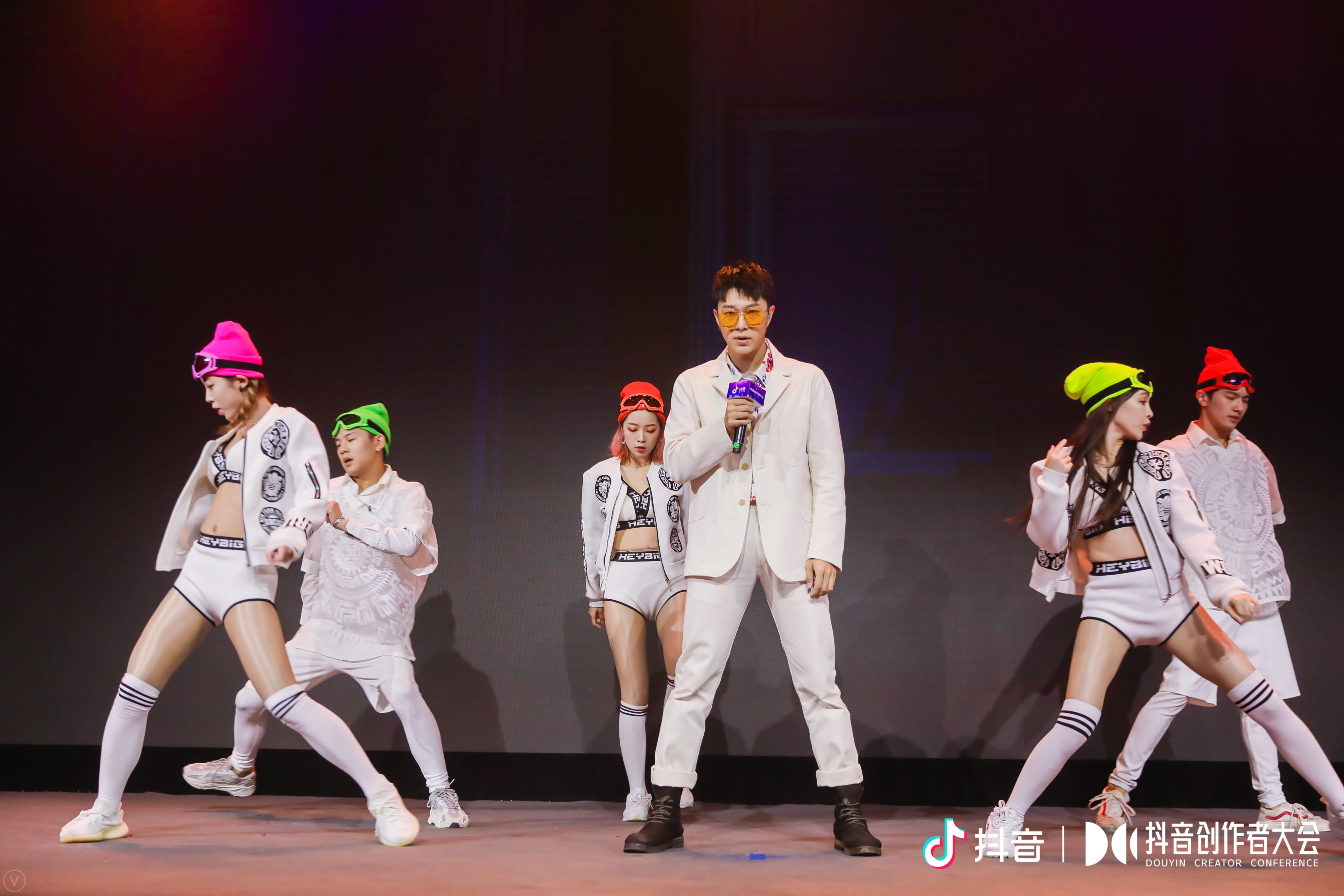 张欣尧出席抖音创作者大会唱跳功底不凡征服全场