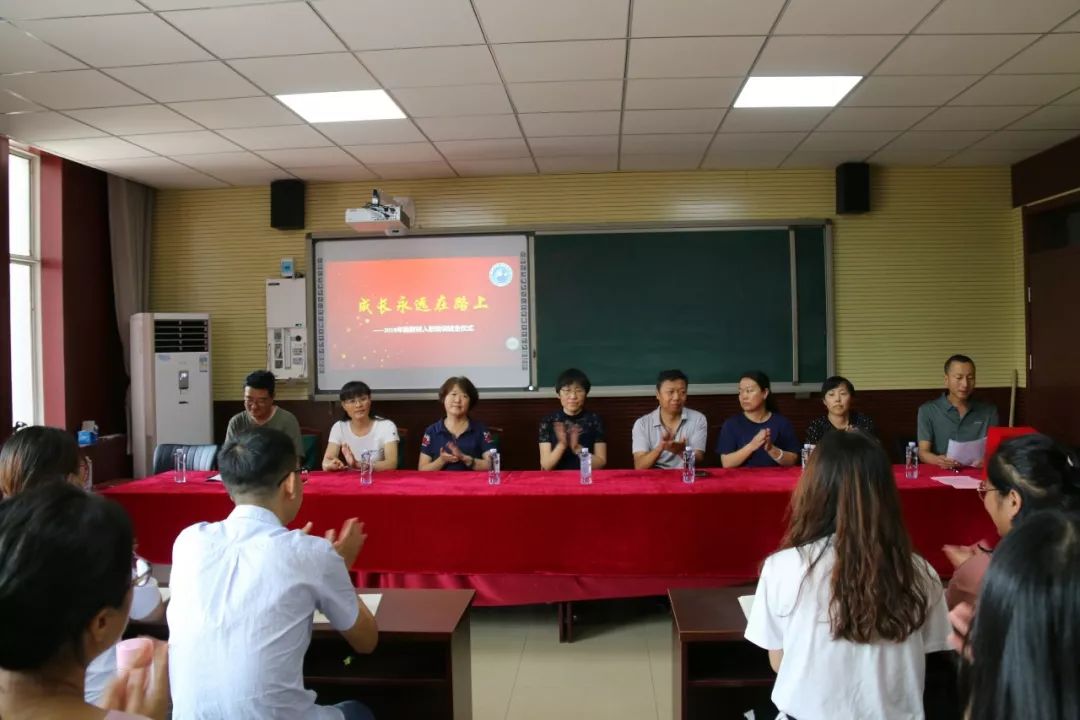 刘福伦老师付佳老师会上首先由谢晓东主任宣读了新任教师培训优秀人员