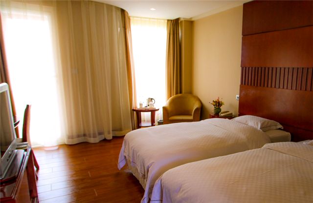 弥勒湖泉花园店花园宾馆客房豪华标间双人湖泉半山温泉双人露天泳池等