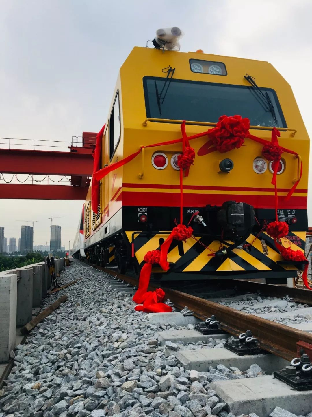 佛山地铁2号线预计2021年试运营首列车开进湖涌站