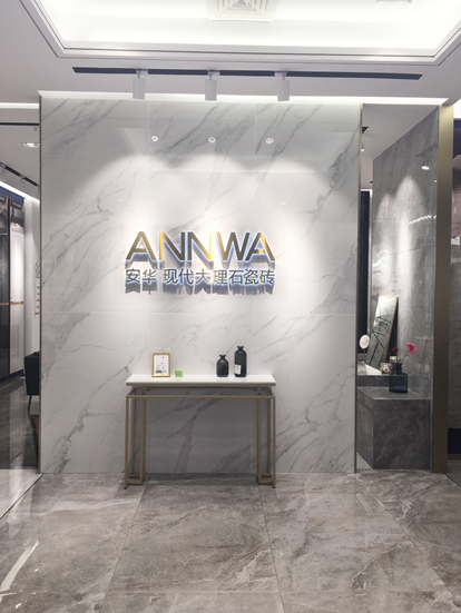 进入美学馆,看到的就是简洁但精致感十足的大堂,简洁纯粹的白色形象墙