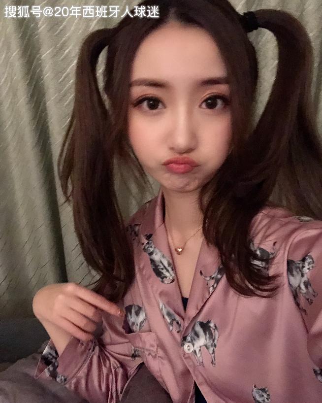 美女主播身穿24号球衣照致敬科比,美艳长腿太抢镜,球迷:可爱_照片