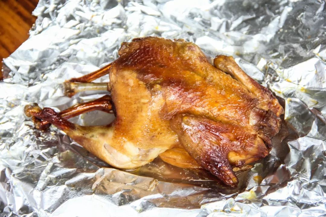 鹤山惊现首家真正用泥烩的乞丐鸡!圈粉无数.惹人口水直流!