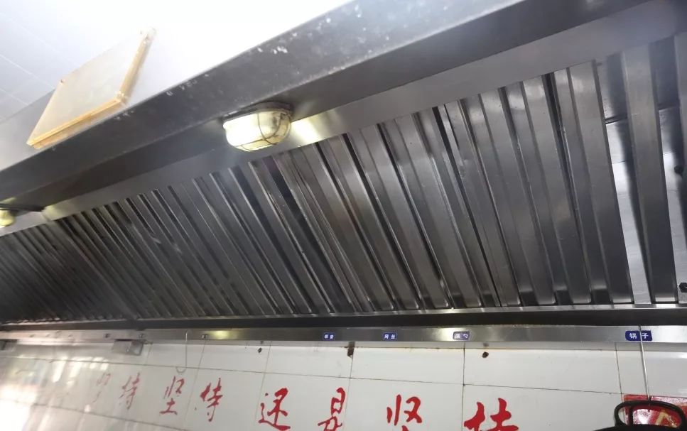 食品仓库分类放置仓库设有挡鼠板对外窗户安装纱窗吸油烟机干净,无