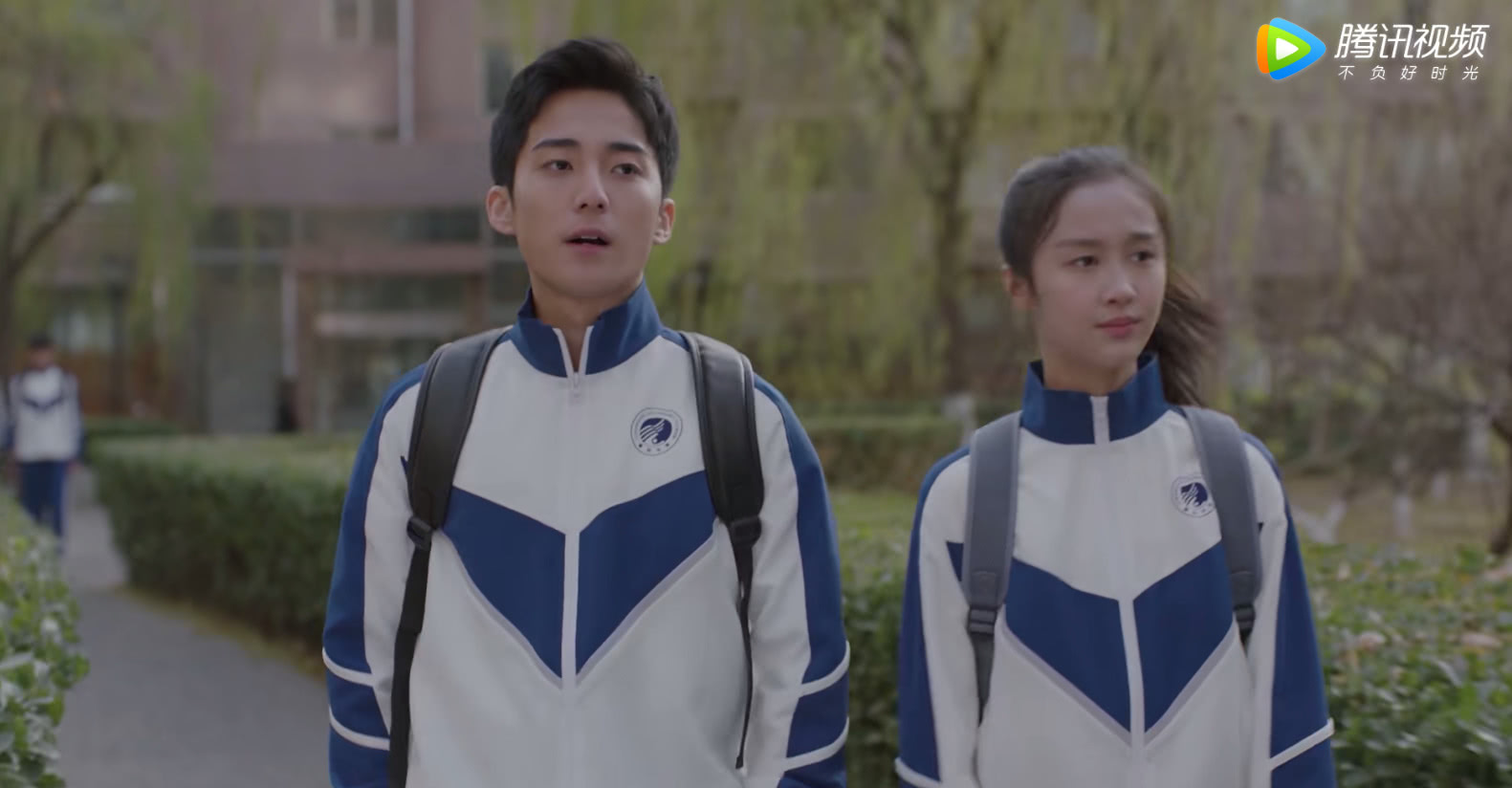 磊儿带着陶子撒欢,季杨杨竟在身后变追妻狂魔,一个眼神引爆笑!