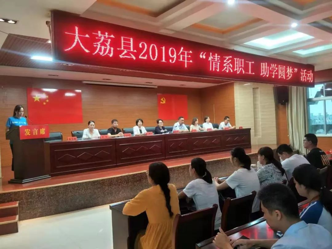 8月21日,黑龙江省管理中心操作员赵国利正在扫描快件.