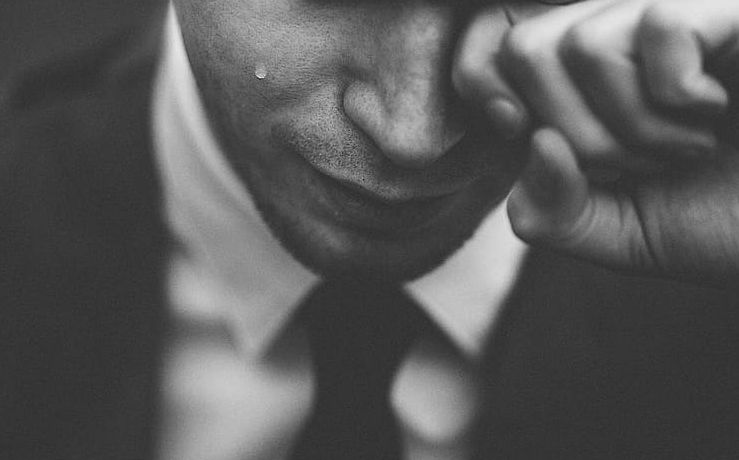 七尺硬汉哭了还没完没了抹眼泪这可咋办