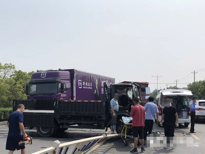 红十五线附近突发车祸,4车连撞,2人被困!情况危急!