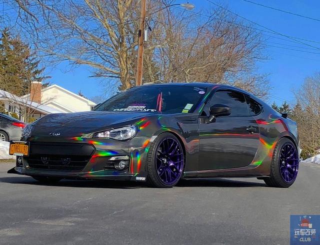 一辆独一无二炫彩涂装的斯巴鲁brz