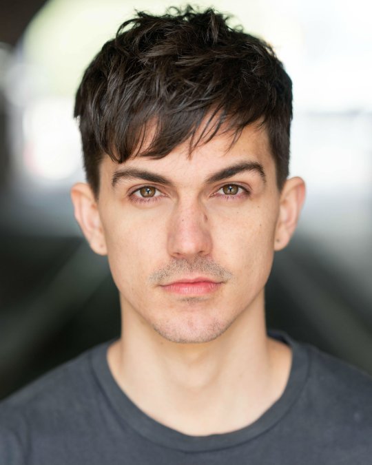 被一群无赖称为"娘娘腔"和"疯子(batty boy)"