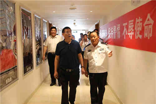 公安部治安管理局副局长钱熊飞到郑东分局视察安保组织工作