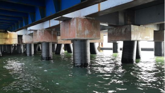 施工前南堡作业区各人工岛共有760根钢桩及水下支撑,常年海生物附着