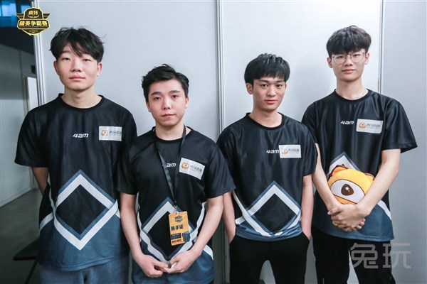 虎牙和平精英争霸赛4am赛后全员彩虹屁33直言韦神最帅