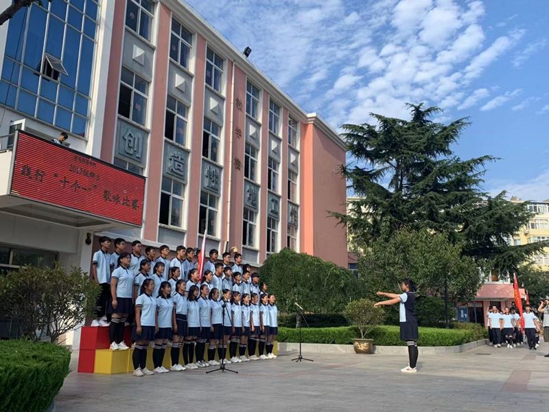 尊严教育践行十个一青岛商务学校军事夏令营歌咏比赛篇