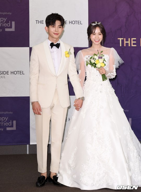 星闻ukiss成员李基燮和郑宥娜出席结婚记者会