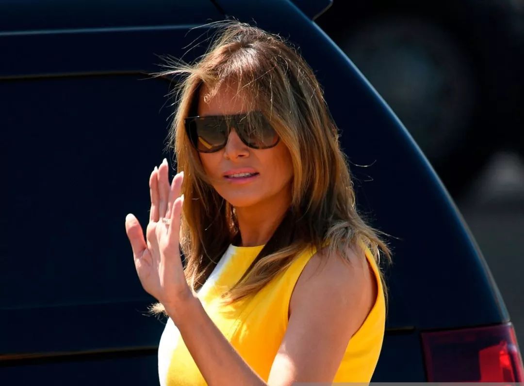 原创49岁梅拉尼娅到法国穿西柚裙好漂亮身旁帅气卫兵更抢眼