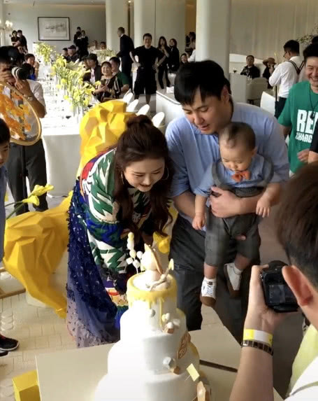 从照片上来看,沈腾妻子王琦身材偏胖,有网友猜测,王琦是不是怀二胎了