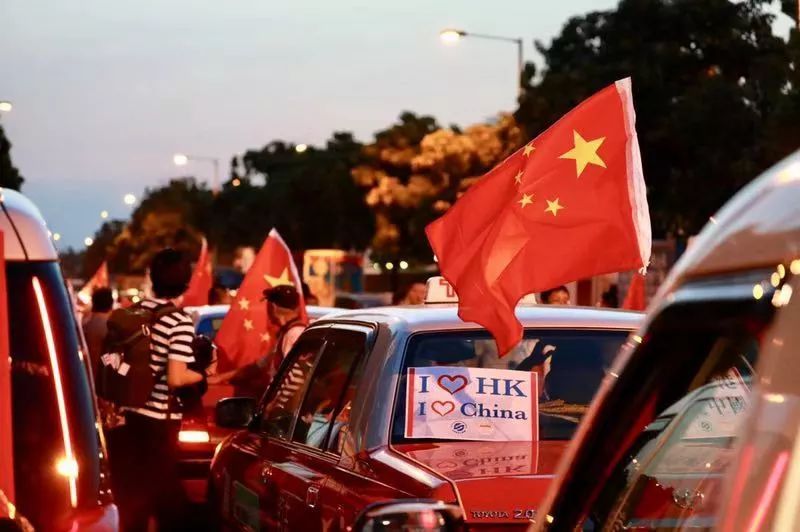 正气压邪香港示威者搞人链忽然一面面国旗从身边掠过