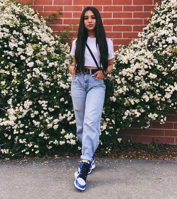 air jordan1北卡蓝,白蓝悠闲浪漫.白色的短款上衣,和鞋子的白呼应.