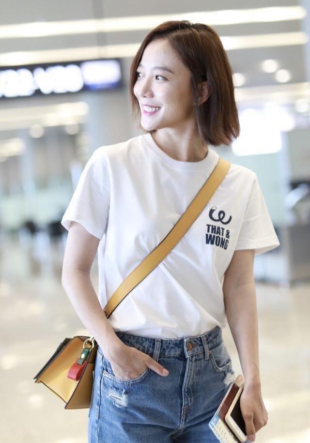 王珞丹简约出行字母白tee搭阔腿牛仔裤穿出清爽夏日感