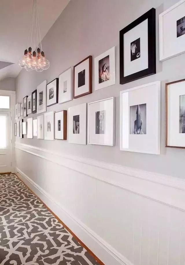 照片墙 走廊的墙壁是挂全家生活照片的绝佳位置,收藏着生活的点滴以及