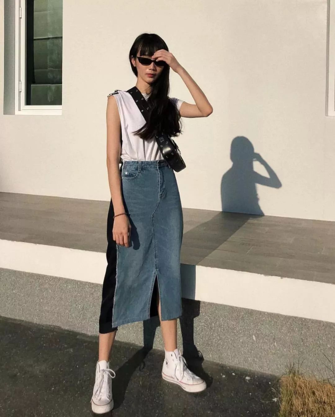 搭配白色帆布鞋,十分chic