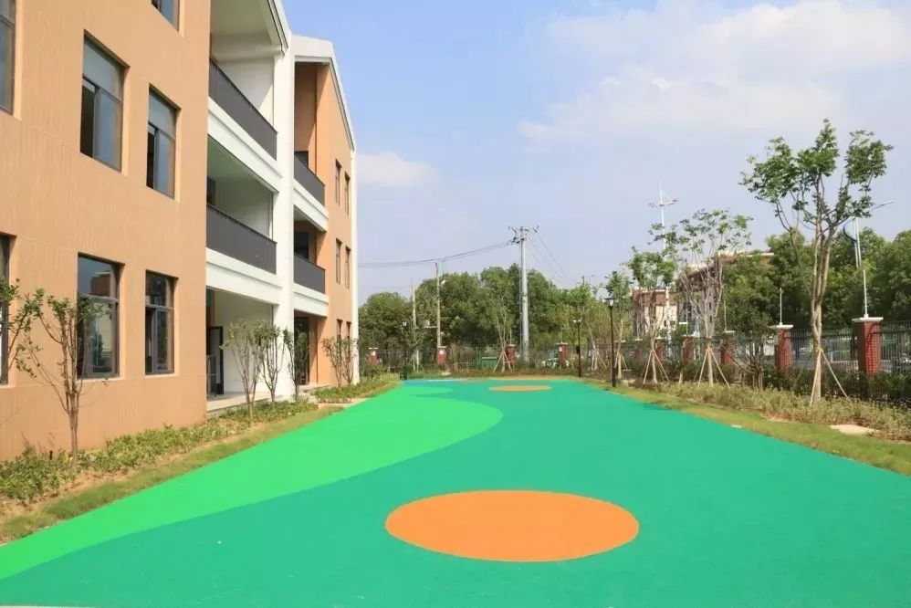 体现了幼儿园活泼的特性外墙面增加了明亮,跳跃的色彩位于校园东南角